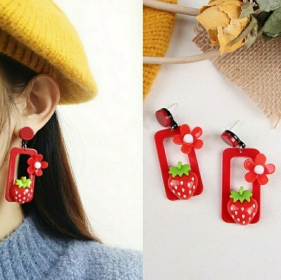 Retro Red Strawberry Earrings - Picture 1 of 2